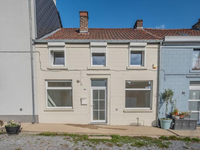 À LOUER – MAISON ENTIÈREMENT RÉNOVÉE 2 CHAMBRES + BUREAU