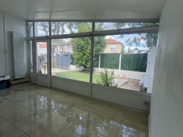 À louer – Maison individuelle T3 d’environ 73 m² avec véranda, garage et extérieur