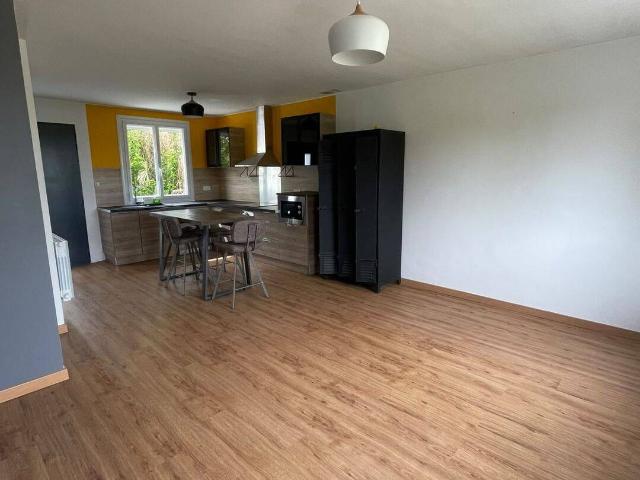 À LOUER – MAISON MITOYENNE MEUBLÉE AVEC JARDIN ET GARAGE