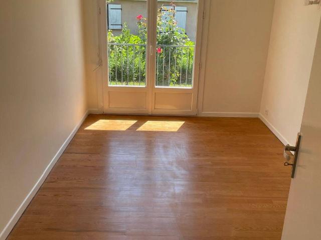 A LOUER Maison rénovée avec grand garage et terrain arboré