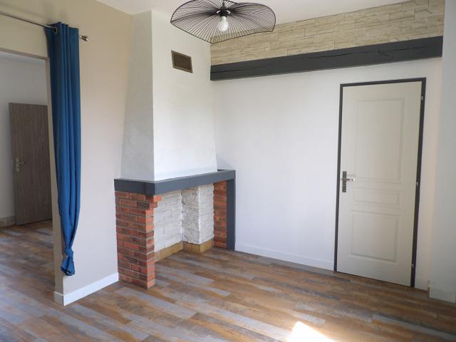 A louer maison située dans le bourg de REQUEIL