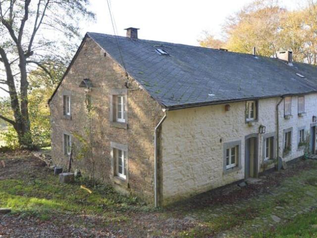 A LOUER MANHAY maison 3 façades dans un cadre boisé