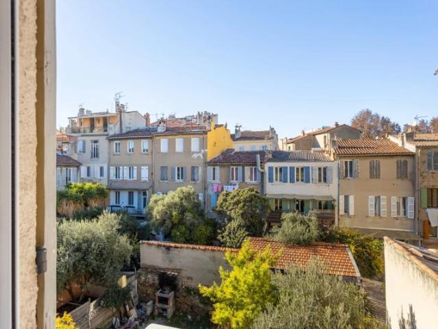 A Louer Marseille 13006 Lodi magnifique T2 dernier étage – 35 m2 entièrement refait à neuf et meublé au goût du jour, avec des prestations de standing au calme absolu – coup de cœur assuré
