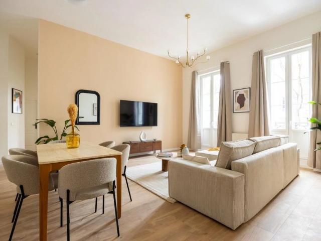 A Louer Marseille 13006 Préfecture/ N D du Mont somptueux Type 4 meublé 86m2 dans immeuble bourgeois
