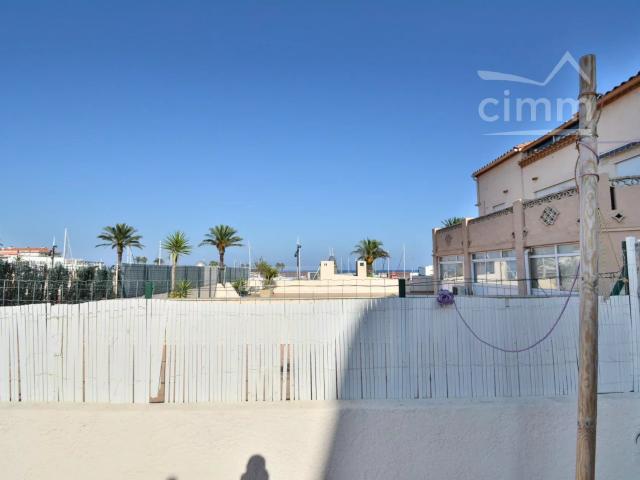 A LOUER MEUBLE A L'ANNEE STUDIO AVEC VERANDA GRANDE TERRASSE 1ER ETAGE SANS ASCENSEUR 66750 ST CYPRIEN PLAGE PYRENEES ORIENTALES REGION OCCITANIE
