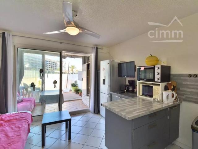 A LOUER MEUBLE A L'ANNEE STUDIO AVEC VERANDA GRANDE TERRASSE 1ER ETAGE SANS ASCENSEUR 66750 ST CYPRIEN PLAGE PYRENEES ORIENTALES REGION OCCITANIE | Cimm Immobilier