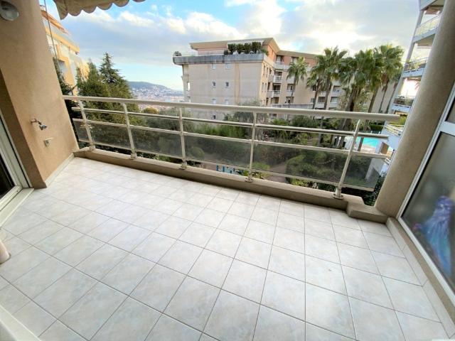 A louer Nice 2p piscine parking et cave