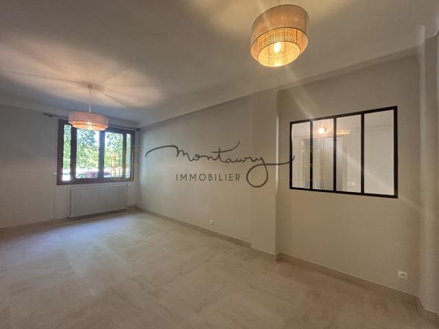 A LOUER NIMES P2 70M2 RENOVE AVEC GRANDE TERRASSE QUAI DE LA FONTAINE