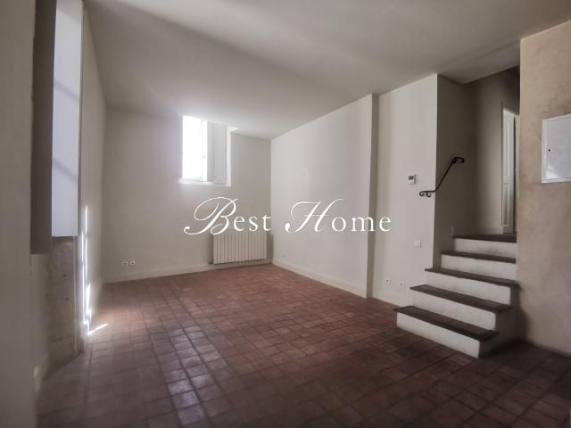 A louer Nîmes Place Bellecroix Appartement T4 en duplex de 72 m² habitables Nîmes 30000