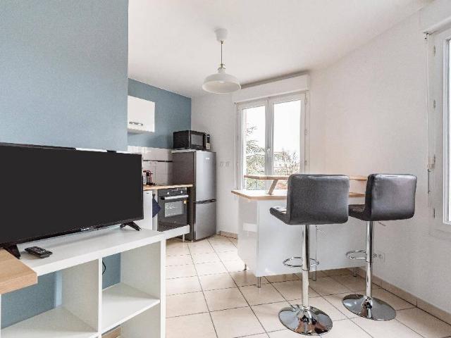 A LOUER OULLLINS CENTRE T2 MEUBLE ET EQUIPE AVEC PLACE DE