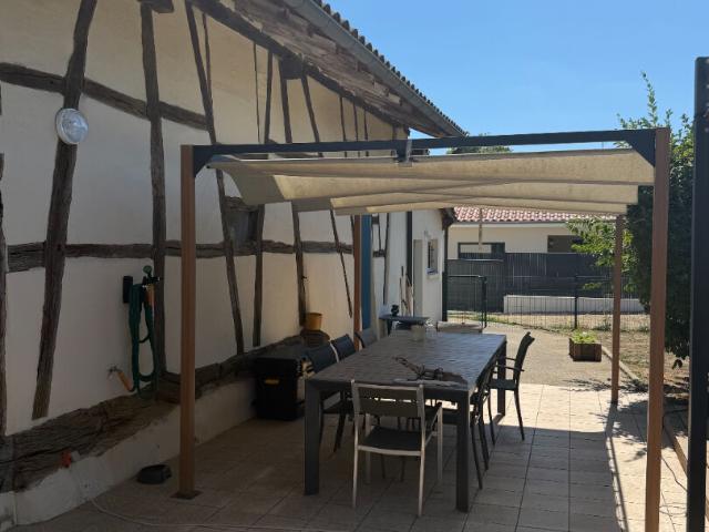 A louer au coeur du village de Montagnat une maison restaurée avec terrain clos 4 pièce s 140 m2
