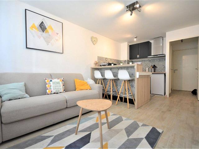 A LOUER AU COEUR DE RIQUIER MAGNIFIQUE STUDIO MEUBLE LIBR