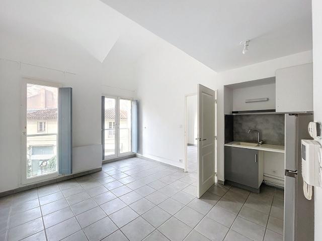 A LOUER AVIGNON 84000 RUE JOSEPH VERNET – T2 avec ascenseur – non meublé