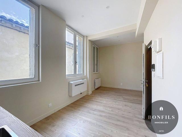 A LOUER AVIGNON INTRA MUROS 84000: charmant appartement 2 piè