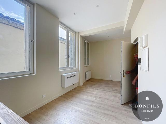 A LOUER AVIGNON INTRA MUROS 84000: charmant appartement 2 pièces rénové et climatisé !