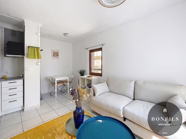 A LOUER AVIGNON INTRA MUROS 84000: charmant studio meublé – place de la principale – bail 9 mois