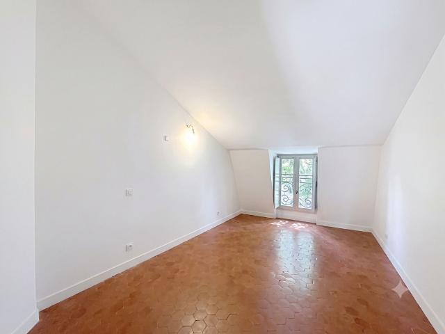 A LOUER AVIGNON INTRA MUROS 84000: Appartement 3pièces – dernier étage – climatisé