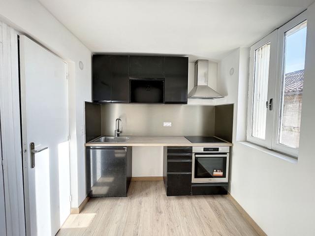 A LOUER AVIGNON INTRA MUROS 84000: T3 non meublé dernier étage terrasse climatisé !