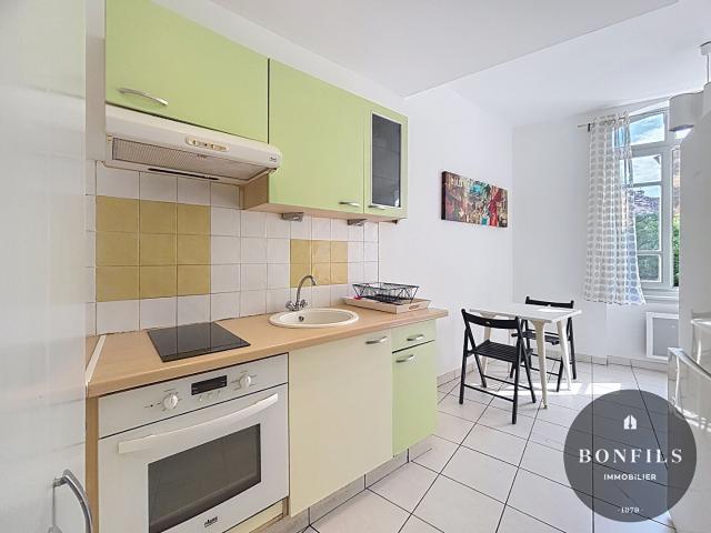 A LOUER AVIGNON INTRAMUROS 84000: appartement 1 pièce bis meublé secteur carreterie
