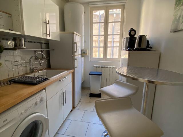 A LOUER AVIGNON INTRAMUROS 84000: charmant T2 meublé – rue des fourbisseurs !