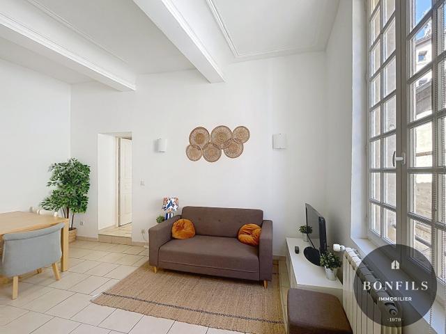 A LOUER AVIGNON INTRAMUROS 84000: charmant T2 meublé rue des fourbisseurs climatisé 39.32m²