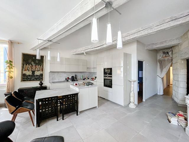 A LOUER AVIGNON INTRAMUROS 84000: charmant appartement 3pièces non meublé 75.40m² cuisine équipée !