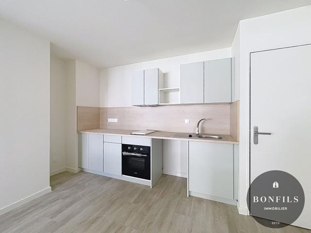 A LOUER AVIGNON INTRAMUROS 84000: Rare T2 rénové – 59m² – climatisé – vue jardin