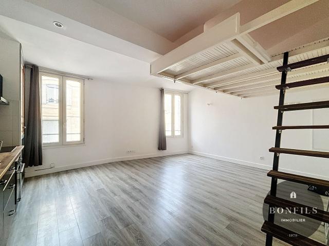 A LOUER AVIGNON INTRAMUROS 84000: Studio avec mezzanine climatisé – non meublé