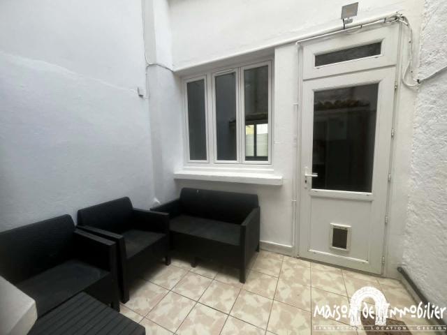 A louer à COGNAC Centre ville Maison de ville rénovée 4 pièces 68m2 Cour et terrasse