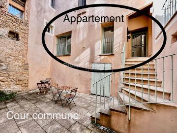 A louer à Chateauneuf du Pape appartement 2 pièces de 50m2 dans immeuble de village avec cour commune