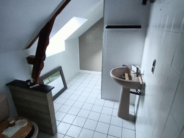A LOUER à GUIGNEN: Maison T4 d'environ 91 m² avec jardin. Cette maison se compose de: Au.