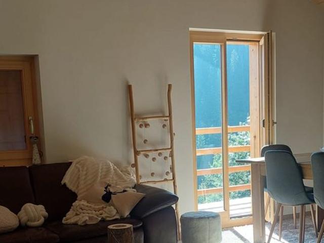 A louer à la saison petit chalet neuf meublé en dessus de Bruson