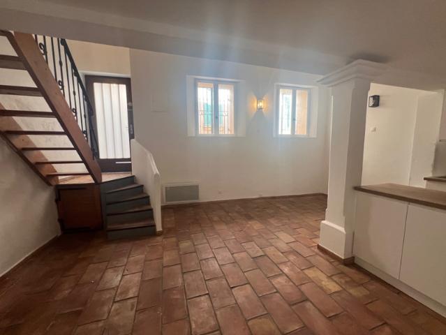 A LOUER A L'ANNEE MAISON DE VILLAGE 2 CHAMBRES SAINT TROPEZ