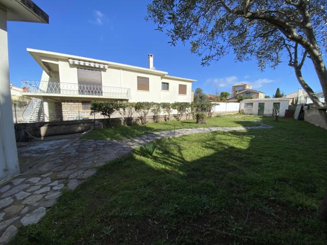 À louer à l'année Jolie maison meublée T3 avec jardin au c
