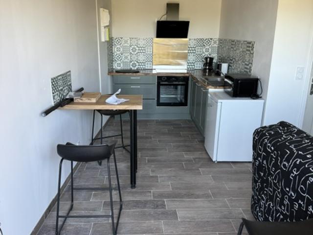 À louer à Lectoure 32700, beau T2 meublé entièrement rénové, situé à l'étage d'un petit immeuble collectif b