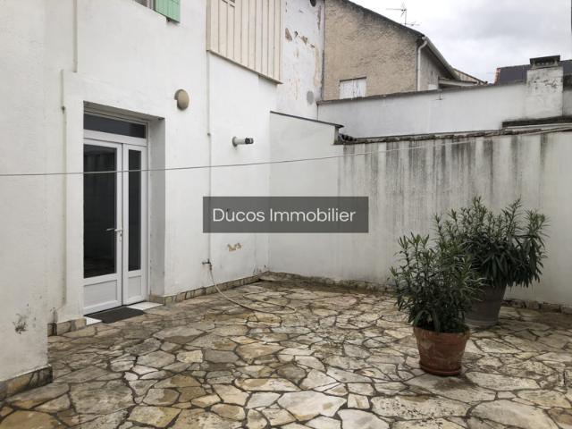 A louer à Marmande maison de ville avec extérieur et garage