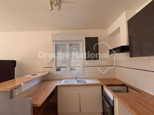 A LOUER à SORGUES, maison mitoyenne de 70m2, 2 chambres, cour, parkings