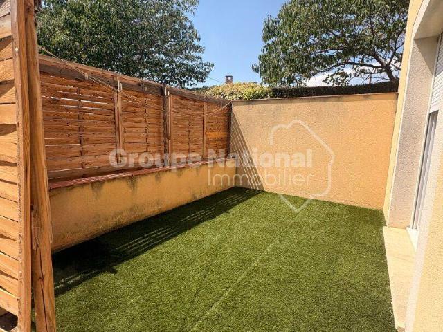 A LOUER à SORGUES, maison mitoyenne de 70m2, 2 chambres, cour