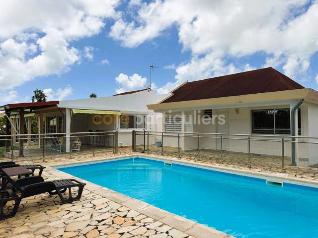 A LOUER A SAINT FRANCOIS SUPERBE VILLA MEUBLEE DE 150 M2 AVEC PISCINE