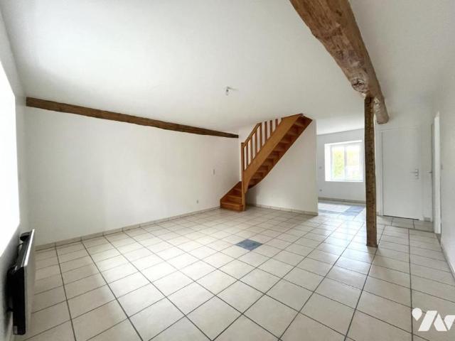 A louer à VILLE DOMMANGE, appartement en duplex comprenant: vaste entrée desservant salon séjo.