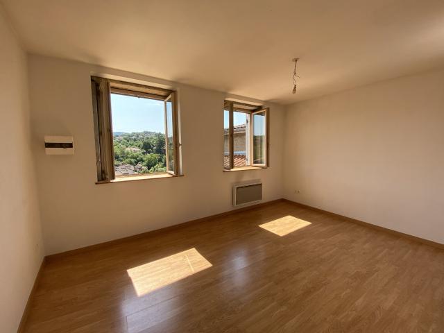 A LOUER AGRÉABLE APPARTEMENT DE TYPE 2 DUPLEX A SAIN BEL