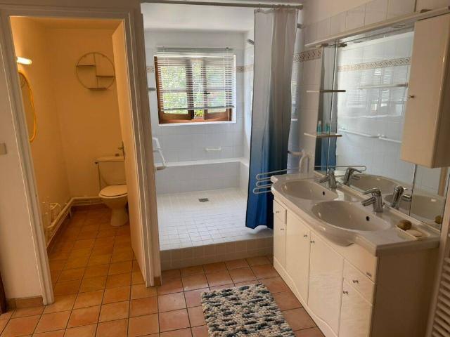 À louer, agréable studio meublé situé dans un environnement calme et verdoyant, idéal pour une personne