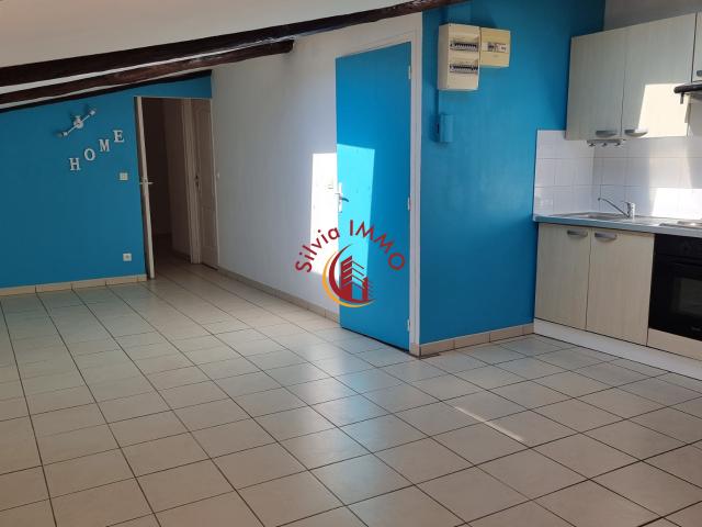 A LOUER APPARTEMENT MANSARDE T3 à MAURY