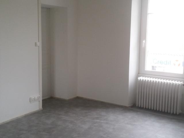 A LOUER,APPARTEMENT MEUBLÉ CENTRE BOURG 2 CHAMBRES