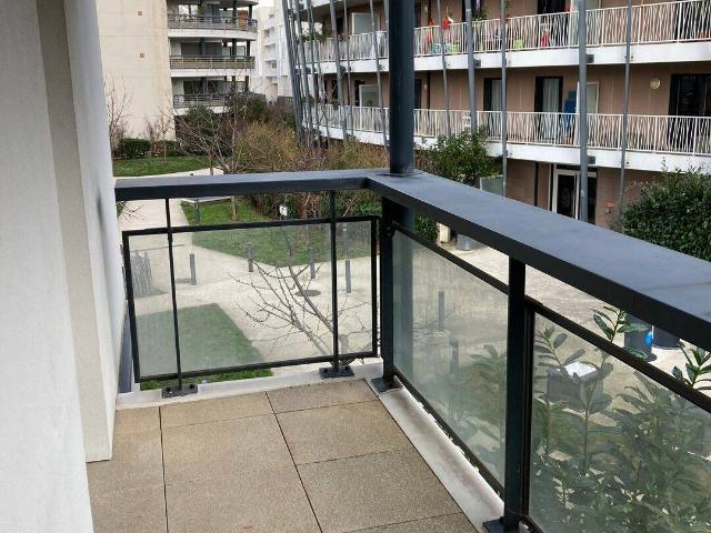 A louer appartement calme et lumineux de 2 pièces avec parking situé au coeur du Fort d'Issy