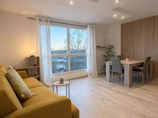 À louer – Appartement duplex meublé 94 m² – Résidence sécurisée avec parking