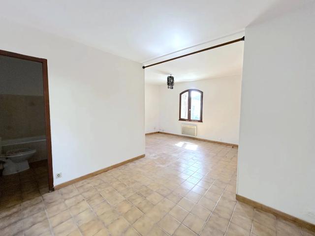A LOUER APPARTEMENT DE TYPE 1 AVEC COUR SAINT ANDRE DE CUBZAC CENTRE