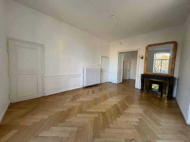 A LOUER ! Appartement de 4 pièces avec ascenceur situé Quai Sain