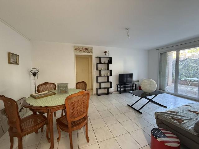 A louer appartement en rdc meublé 2 pièces de 54 m² avec terrasse de 29 m² garage et place de parking privative Sormiou 13009 Marseille