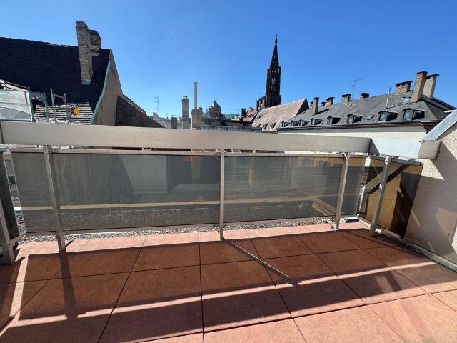 A LOUER ! Appartement entièrement rénové avec terrasse vue sur la Cathédrale de Strasbourg à proximité de la Place Broglie